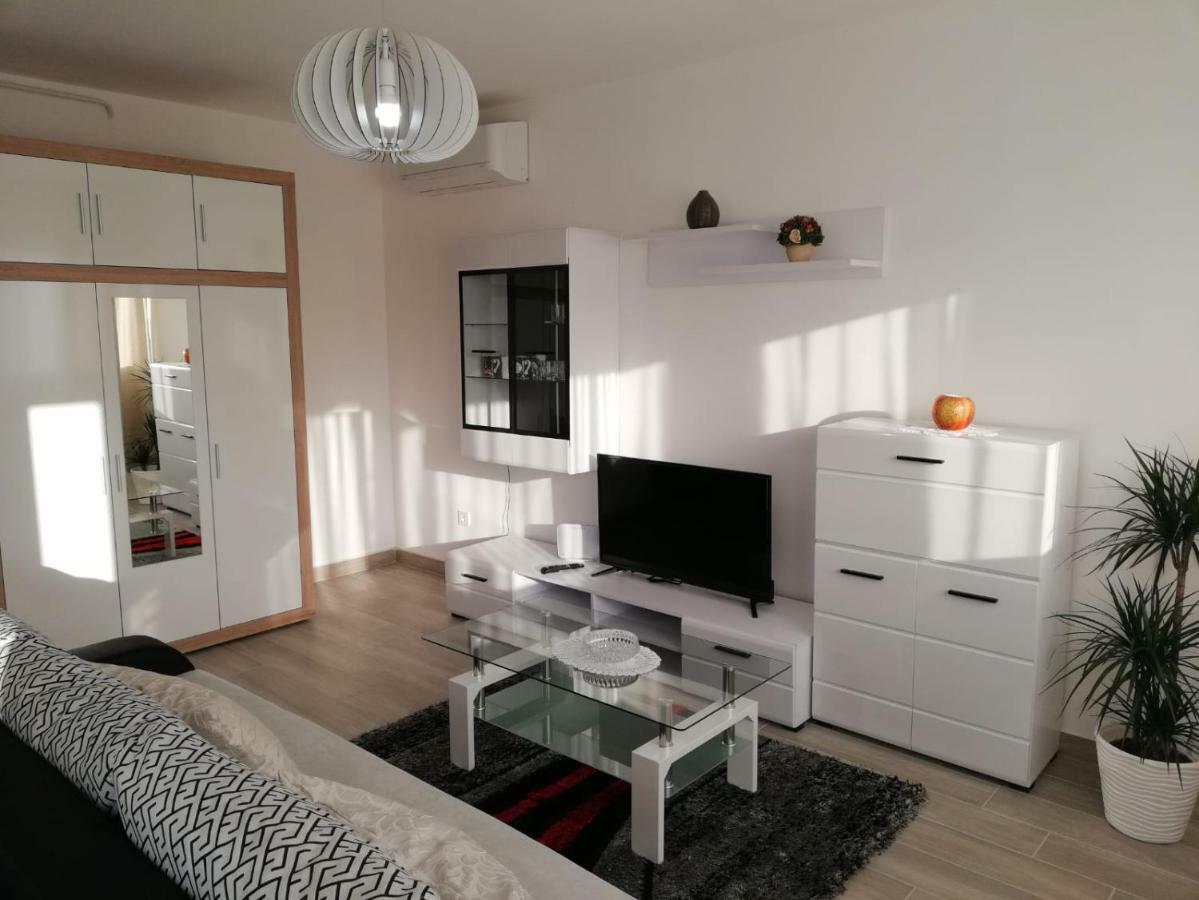Apartment White Pula Bagian luar foto